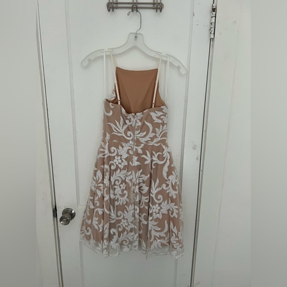 Women’s wedding dress - Picture 2 of 4